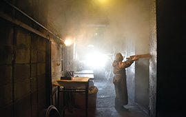 創業当時から60余年稼働する燻製炉