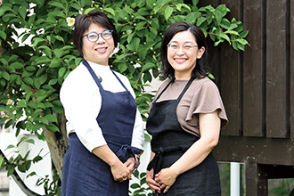 「晴cafe」を2人で切り盛りする、 景山さん（左）と安久澤さん（右）