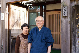 やわらかな物腰が印象的な大森茂光さん（右）とかず子さん夫妻