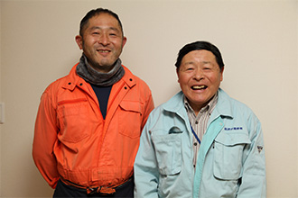 「鉄分豊富な栗のハチミツは女性におすすめです」と教えてくれた渡邊弘一さん（左）と渡辺佐吉さん（右）