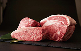 肉はブロックの状態で温度や湿度を徹底管理して保存