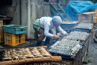 霧新鮮な魚を、遠火で1～2時間かけてじっくり焼き上げる