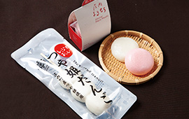 つや姫だんご(左)と同じくプロジェクトを機に誕生した庄内まるもち(右)には、庄内産のもち米“でわのもち”を使用